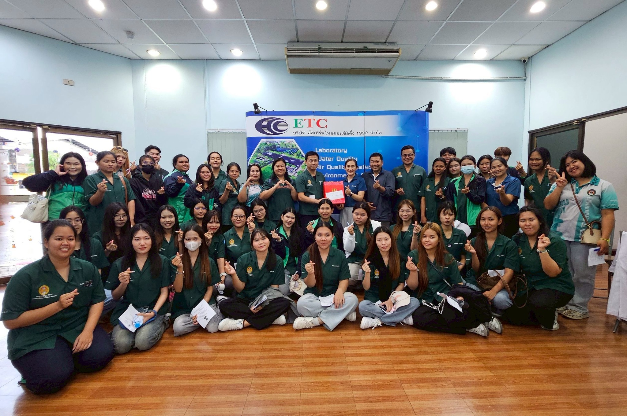 เมื่อวันที่ 13-15 พฤษภาคม 2569 คณาจารย์และนักศึกษาหลักสูตรวิทยาศาสตรบัณฑิต สาขาวิชาอนามัยสิ่งแวดล้อม ภาคปกติ ชั้นปีที่ 3 และภาค กศ.ปช. ปี 2 ได้เดินทางไปศึกษาดูงาน ณ จังหวัดชลบุรี